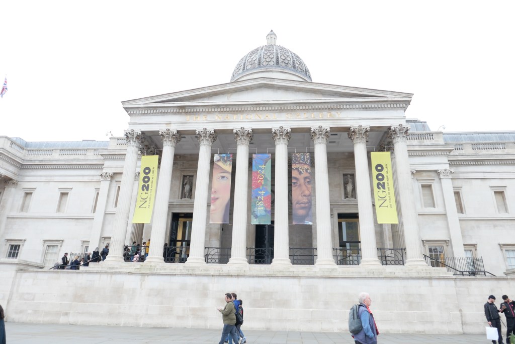ナショナルギャラリーの外観、柱とドームのある建物を背景に特別展示のバナーが掲示されている。