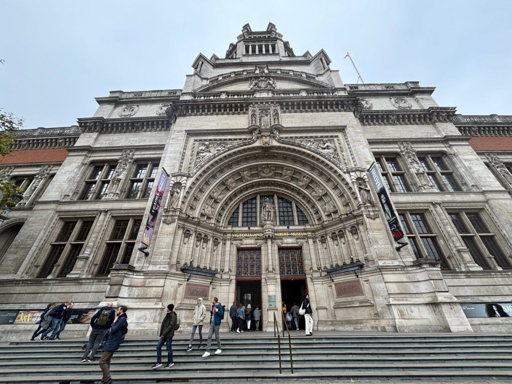 ヴィクトリアアンドアルバート博物館の正面玄関と階段前の人々
