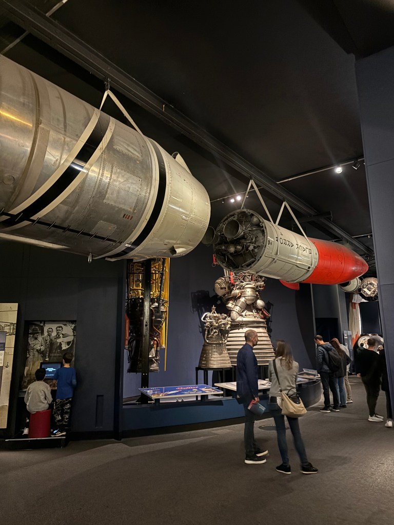 宇宙博物館内のロケットエンジンと燃料タンクを展示している様子。