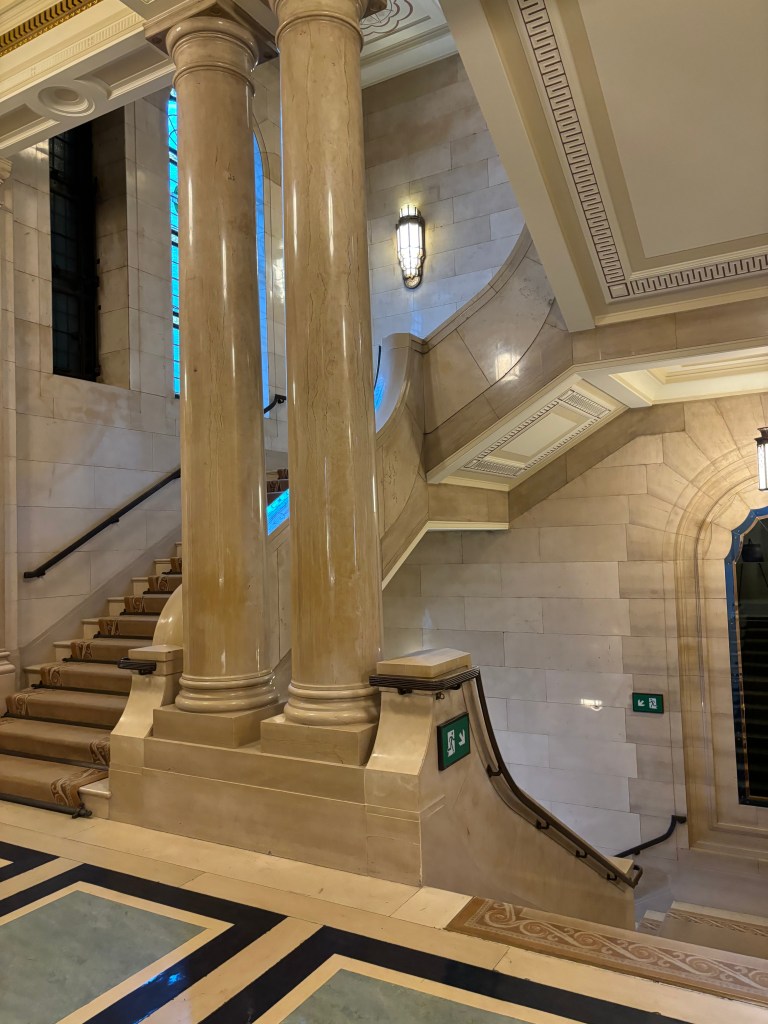 大理石の柱と階段があるエレガントな建物の内部の景観
